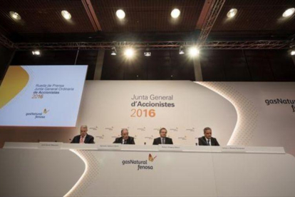 Aspecto de la mesa presidencial de la última junta de accionistas de Gas Natural.-ARCHIVO / RICARD FADRIQUE