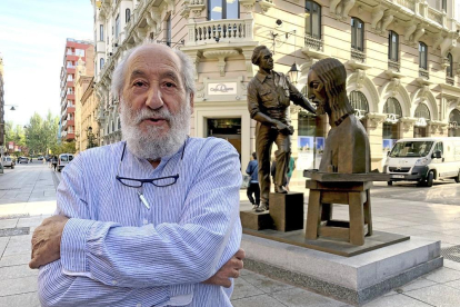 Luis Alonso junto a la escultura homenaje a Victorio Macho, una de sus últimas obras, enclavada en la Calle Mayor de Palencia. --