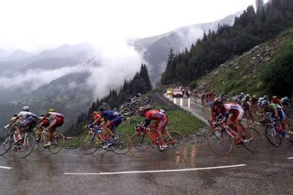 El pelotón desciende el Croix de Fer, en una edición del Tour de Francia.-REUTERS