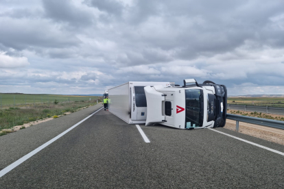 Estado del camión que ha sufrido el accidente en la A-15 en Soria. HDS