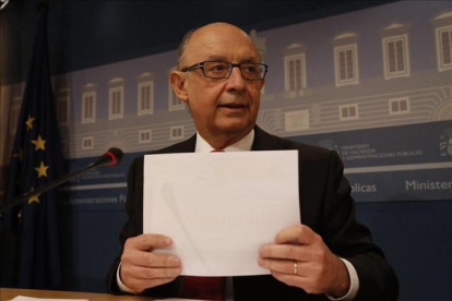 El ministro de Hacienda, Cristóbal Montoro, en rueda de prensa en el Ministerio de Hacienda, el 24 de noviembre.-AGUSTÍN CATALÁN