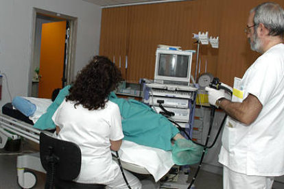 Varios profesionales sanitarios realizan una colonoscopia. / ÁLVARO MARTÍNEZ-