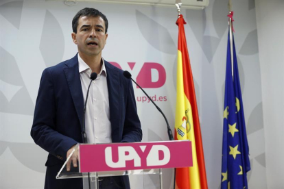 El candidato de UPyD a la Presidencia del Gobierno, Andrés Herzog, durante la rueda de prensa que ha ofrecido hoy para analizar el resultado de la votación del pleno del Parlamento de Cataluña-EFE