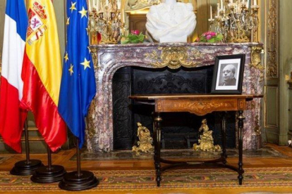 La mesa en la que Manuel Azaña firmó su dimisión como presidente de la Segunda República.-EFE / FERNANDO PÉREZ