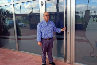 Teodolindo Chillón en la entrada del ‘Museo del Queso Chillón’ que se inaugura hoy.-E. M.