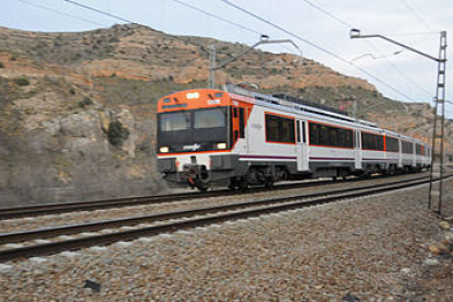 El tren a su paso por Arcos. VALENTÍN GUISANDE-