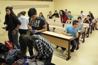 Alumnos al inicio de un examen de Selectividad, ayer, en el Campus Duques de Soria.-VALENTÍN GUISANDE