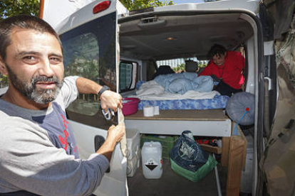 Ángel muestra el interior de la furgoneta donde ‘acampan’ en Valladolid. / PABLO REQUEJO - PHOTOGENIC-
