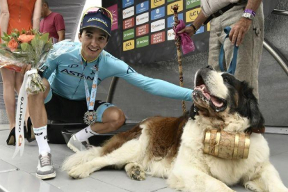 Pello Bilbao, con un san bernardo en el podio de La Rosière. /-AFP / PHILIPPE LOPEZ