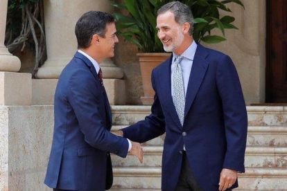 Felipe VI y Pedro Sánchez, en la entrada de Marivent.-EFE / BALLESTEROS
