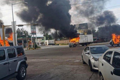 Vehículos incendiados durante un enfrentamiento de grupos armados con las fuerzas federales en Culiacán,  en el estado mexicano de Sinaloa.-EFE