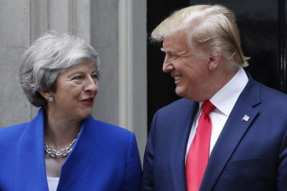 Donald Trump, presidente de Estados Unidos, y la primera ministra británica, Theresa May, durante su encuentro este martes en Downing Street.-ALASTAIR GRANT (AP)