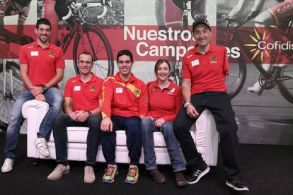 Los corredores paralímpicos, patrocinados por Cofidis, que protagonizan la campaña, en Madrid-Foto: EL PERIÓDICO