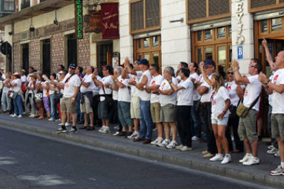 Trabajadores de Norma ayer ante las puertas del Serla./ J. M. LOSTAU-