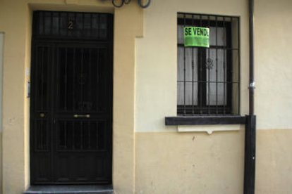 Un cartel anuncia la venta de una vivienda en la capital soriana. / ÁLVARO MARTÍNEZ-