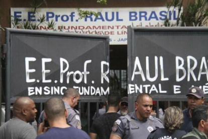 Policías en la entrada de la escuela Raul Brasil, en Suzano, donde se ha producido el tiroteo.-MAURICIO SUMIYA (AP)