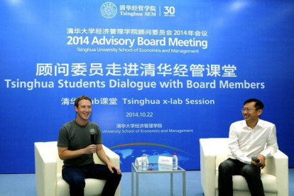 Mark Zuckerberg habla mandarín en una charla con universitarios en Pekín.-Foto: AP