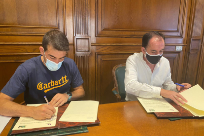 Emilio Cabrerizo y Benito Serrano en la firma del convenio entre el CD Pelota Urbión y Diputación. HDS