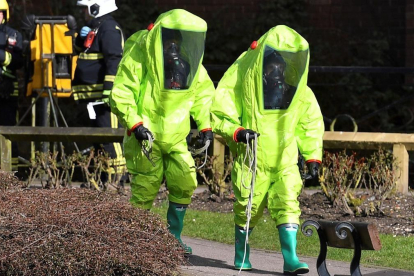 Miembros de los servicios de emergencia llegan al lugar donde fueron envenenados con Novichok el exespía ruso Sergei Skripal y su hija Yulia, el 8 de marzo.-AFP / BEN STANSALL