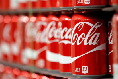 Latas almacenadas en instalaciones de Coca-Cola.  /-GEORGE FREY (AFP)