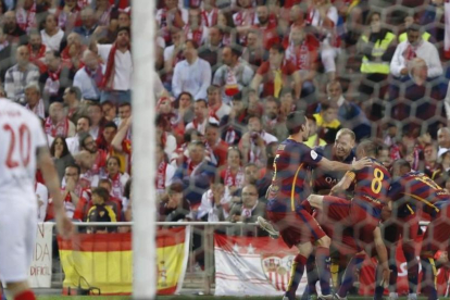 Los jugadores del FC Barcelona celebran la consecución de un gol en la final de la Copa del Rey frente al Sevilla-JUAN MANUEL PRATS