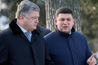 El presidente ucraniano, Petró Poroshenko, habla con el primer ministro, Vladímir Groysman, en un acto oficial celebrado en Kiev, este miércoles.-GLEB GARANICH