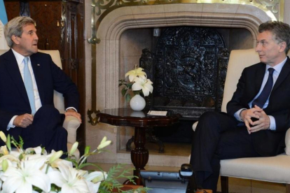 El presidente de Argentina, Mauricio Macri, (derecha) con el secratrio de Estado de EEUU, John Kerry, el pasado 4 de agosto en Buenos Aires.-AFP