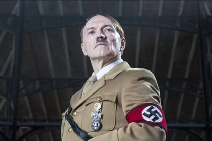 El actor que interpreta a Hitler, en 'Un mundo en guerra'.-Foto: CANAL HISTORIA
