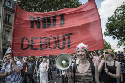 Manifestantes protestan contra la nueva reforma laboral planeada por el gobierno en París.-EFE/Christophe Petit Tesson