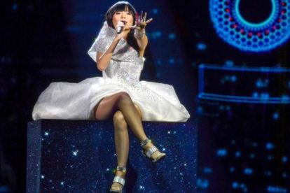 La representante de Australia en el Festival de Eurovisión, Dami Im, durante su actuación en las semifinales del jueves.-TT NEWS AGENCY