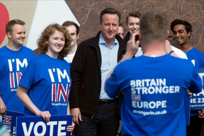 El primer ministro británico, David Cameron, hace campaña para permanecer en la UE y evitar el Brexit.-REUTERS