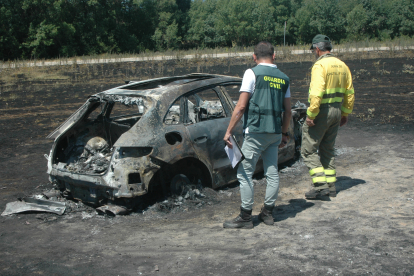 Estado en el que quedó el vehículo que, supuestamente, originó el incendio.-HDS
