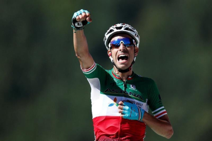 El ciclista italiano Fabio Aru del Astana celebra su victoria tras cruzar la meta de la quinta etapa del Tour de Francia, una jornada de 160,5 kilómetros que se disputa entre Vittel y La Planche des Belles Filles , en Francia.-EFE