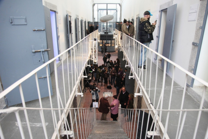 Público recorriendo las celdas que se distribuyen en la muestra ‘Galerías’, que reúne proyectos de arte contemporáneo. / LA POSADA