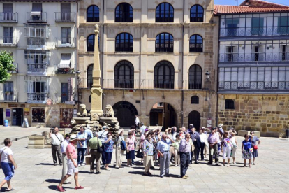 Un grupo de turistas visita la plaza Mayor.-ÁLVARO MARTÍNEZ