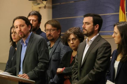 Pablo Iglesias, Xavier Domènech y Alberto Garzón en la comparecencia en el Congreso para promover una moción de censura.-JUAN MANUEL PRATS