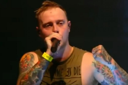 El cantante de Architects, Sam Carter, durante la denuncia de la agresión sexual en un concierto en Holanda-YOUTUBE