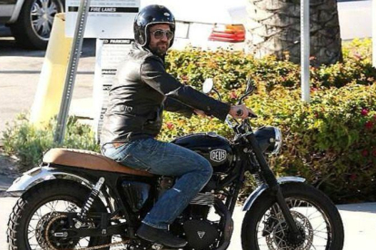 El actor Gerard Butler, a lomos de su motocicleta.-EL PERIÓDICO