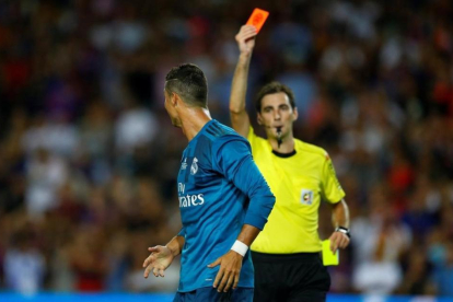 De Burgos Bengoetxea expulsa a Ronaldo durante el partido de ida de la Supercopa-JUAN MEDINA / REUTERS