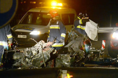 Estado en el que quedó uno de los coches en el accidente ocurrido anoche en Arcos. / A. MARTÍNEZ-