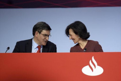 La presidenta del Santander, Ana Botín, y el consejero delegado, José Antonio Álvarez.-EFE / PEDRO PUENTE HOYOS