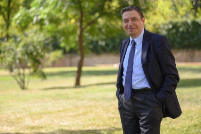 Luis Planas, ministro en funciones de Agricultura, en los jardines de La Moncloa.-POOL MONCLOA / BORJA PUIG DELABELLACASA