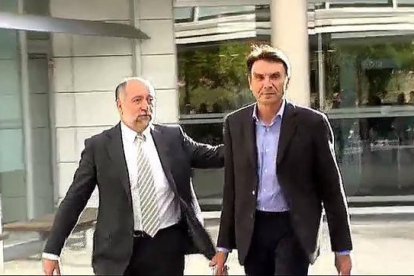Josep Antoni Rosell, derecha, sale de los juzgados de El Vendrell, el viernes.-ATLAS