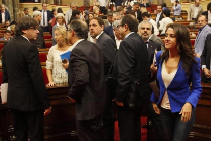 Inés Arrimadas pasa junto a miembros del Govern, este miércoles, en el hemiciclo del Parlament.-JULIO CARBO