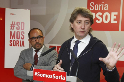 Luis Rey y Carlos Martínez en la sede del PSOE.-Mario Tejedor