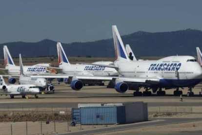 Aviones estacionados en el aeropuerto de Teruel, en una campa de Caudé.-JAIME GALINDO