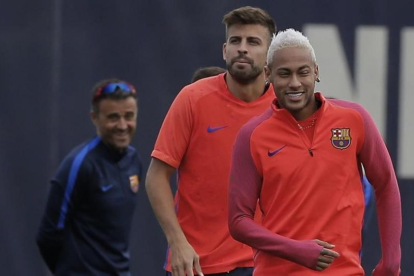 Neymar y Luis Enrique, junto a Piqué, en un entrenamiento.-MANU FERNÁNDEZ