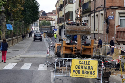 Obras en la calle Nicolás Rabal.-VALENTÍN GUISANDE
