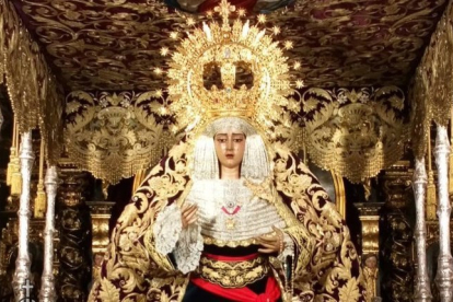 La Virgen de la Piedad con el fajín del dictador Francisco Franco.-TWITTER
