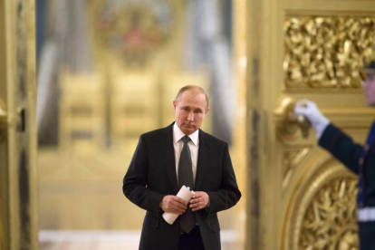 Vladimir Putin se dirige a una reunión en el Kremlin, el pasado 5 de abril.-ALEXANDER ZEMLIANICHENKO (AP)